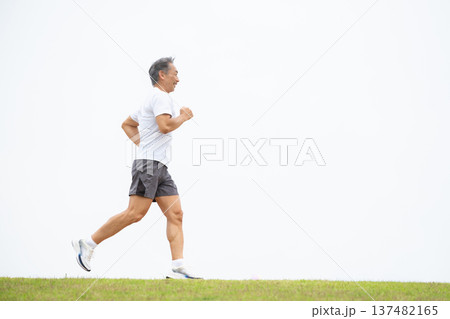 土手を走る男性 137482165