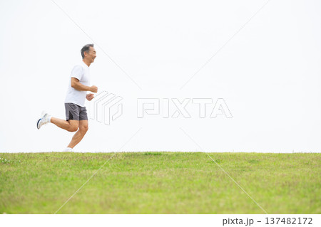土手を走る男性 137482172