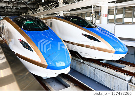 敦賀駅に停車する北陸新幹線W7系 137482266