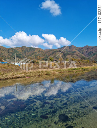This is the autumn riverside scenery of Mungyeong, Gyeongsangbuk-do. 137482284