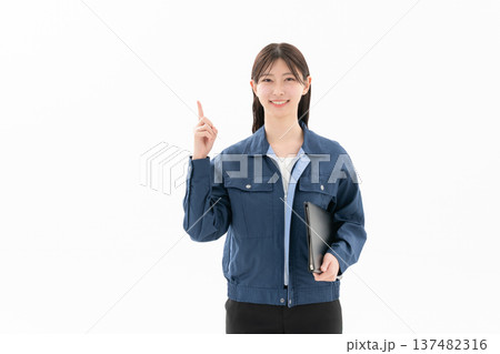 白バックの若い女性の作業服のエンジニア 白バックの若い女性の作業服のエンジニア 137482316