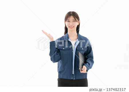 白バックの若い女性の作業服のエンジニア 白バックの若い女性の作業服のエンジニア 137482317