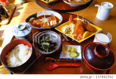 お盆に盛られた和食料理 お盆に盛られた和食料理 137482502