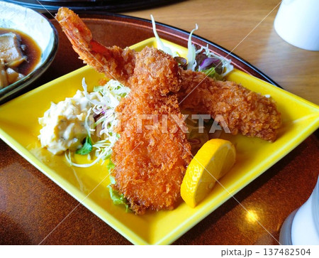 美味しそうなエビフライ 137482504