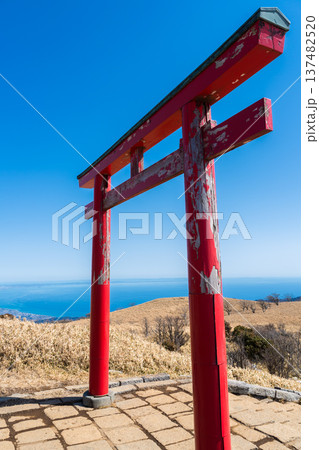 箱根駒ヶ岳山頂から相模湾を望む赤い鳥居と絶景 137482520