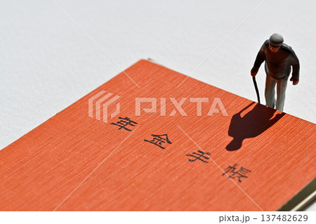 生活に悩むシニア年金手帳 137482629