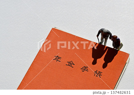 生活に悩むシニア年金手帳 137482631