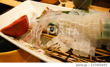 福岡県　博多　福岡名物　ヤリイカ活き造り 137482645