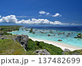 宮古島の観光名所・東平安名崎の断崖と奇岩が点在する青い海 137482699