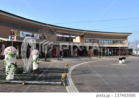 群馬県　道の駅ららん藤岡の商業施設 137483000