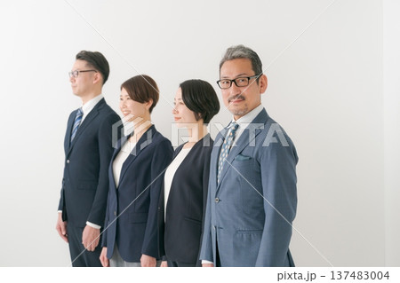 横並びのビジネスパーソン 横並びのビジネスパーソン 137483004