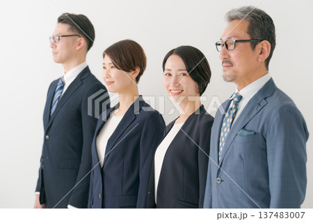 横並びのビジネスパーソン 137483007