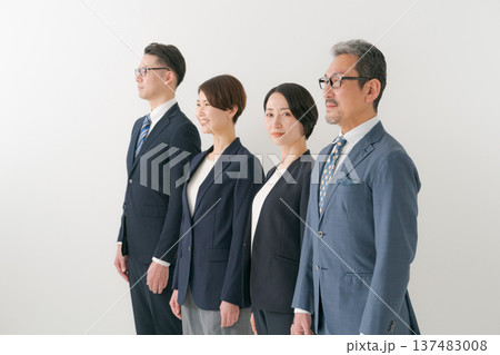 横並びのビジネスパーソン 137483008
