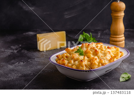American mac and cheese, macaroni pasta in cheesy sauce American mac and cheese, macaroni pasta in cheesy sauce 137483118