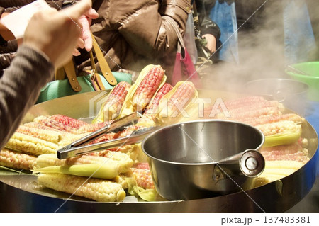 台湾の屋台で販売されるトウモロコシ 台湾の屋台で販売されるトウモロコシ 137483381