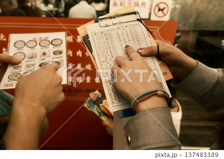 台湾のレストランでメニューを選ぶ様子 台湾のレストランでメニューを選ぶ様子 137483389