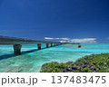 宮古島の観光名所・宮古島と池間島を結ぶ池間大橋と池間ブルーの海 137483475