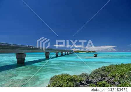 宮古島の観光名所・宮古島と池間島を結ぶ池間大橋と池間ブルーの海 137483475
