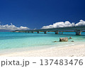 宮古島の観光名所・オハマビーチから見る池間大橋と池間ブルーの海 137483476