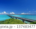 宮古島の観光名所・池間島と宮古島を結ぶ池間大橋と池間ブルーの海 137483477