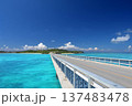 宮古島の観光名所・池間大橋から見る池間島と池間ブルーの海 137483478