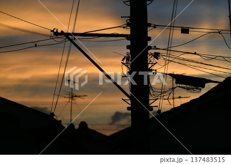 夏の終わりの夕焼けと電線 137483515