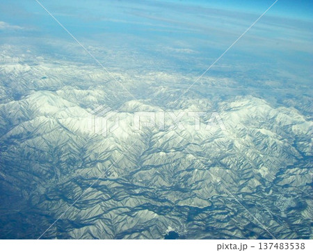 飛行機から見た空と山脈 飛行機から見た空と山脈 137483538