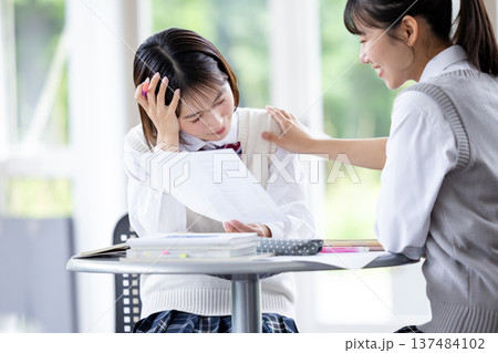 高校生　落ち込んでいる友達を励ます女子高生　 137484102