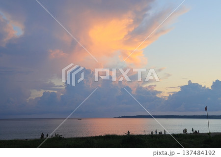 夕雲 夕焼け雲 夕焼雲 137484192