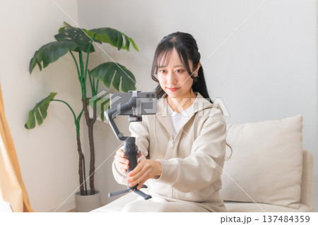 配信　ライバー　ストリーマー　ライブ配信　動画配信　スマホ　撮影機材　ジンバル　動画共有 137484359