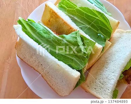 家庭料理　キャベツとコロッケをはさんだミックスサンド 137484893