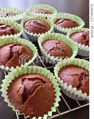 手作りのチョコレートカップケーキ 137484978