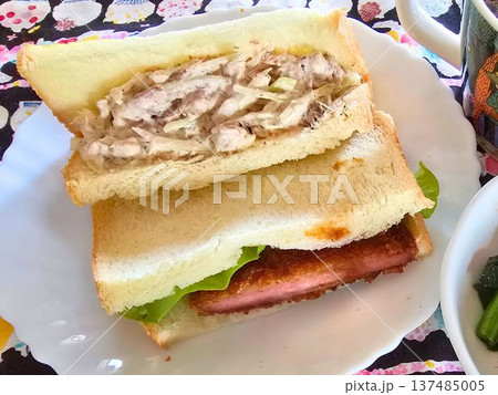家庭料理 サバ玉ねぎサンドとハムカツサンド 家庭料理 サバ玉ねぎサンドとハムカツサンド 137485005