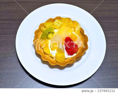 手のひらサイズの美味しそうなミニフルーツタルト 手のひらサイズの美味しそうなミニフルーツタルト 137485212