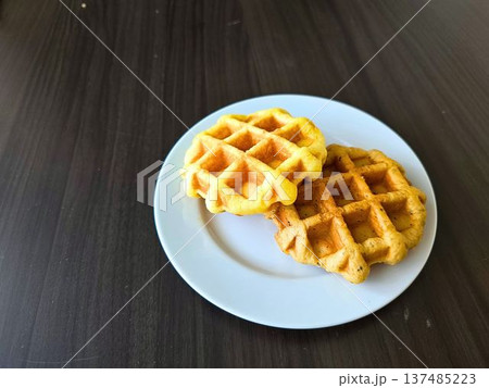 おいしそうな焼き立てワッフル 137485223