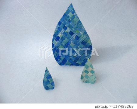 青色のカラフルな滴のペーパークラフト 137485268