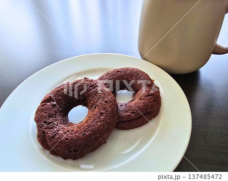 白い皿にのったチョコドーナツ 137485472