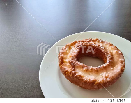 白いお皿にのったシュガードーナツ 137485474