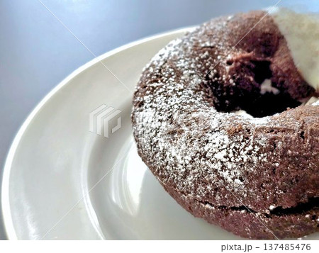 白いお皿にのったチョコドーナツ　アップ 137485476