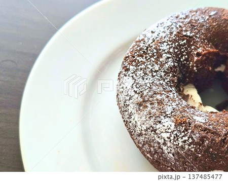 白いお皿にのったチョコドーナツ　アップ 137485477
