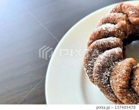白いお皿にのったチョコドーナツ　アップ 137485478
