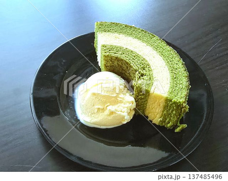 抹茶バウムクーヘンとバニラアイスクリーム 抹茶バウムクーヘンとバニラアイスクリーム 137485496