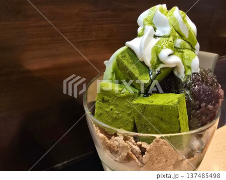 おいしい抹茶チョコレートパフェ アップ おいしい抹茶チョコレートパフェ アップ 137485498