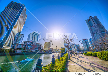 日本の横浜都市景観改修…ボードウォーク改修工事。汽車道に影が揺れる、水上タクシー…新時代へ希望の光 日本の横浜都市景観改修…ボードウォーク改修工事。汽車道に影が揺れる、水上タクシー…新時代へ希望の光 137485709