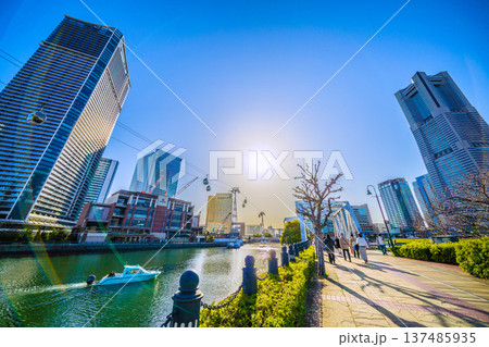 日本の横浜都市景観リニューアル…ボードウォーク改修工事。汽車道に影が揺れる、水上タクシー…新時代へ 137485935