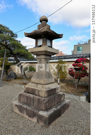 新選組隊士たちの訓練場だった壬生寺　石灯籠　永代常夜燈 137486112