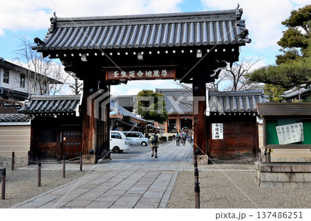 新選組隊士たちの訓練場だった壬生寺　表門　（正門） 137486251