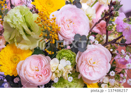 ピンクベースのフラワーアレンジ 137486257