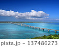宮古島の観光名所・来間島と宮古島を結ぶ来間大橋と青い海 137486273