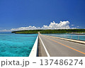 宮古島の観光名所・来間大橋から見る来間島と青い海 137486274